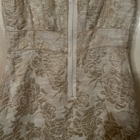 Beautiful dress with a gold threading throughout in a sort of brocade pattern - Picture 4 of 8